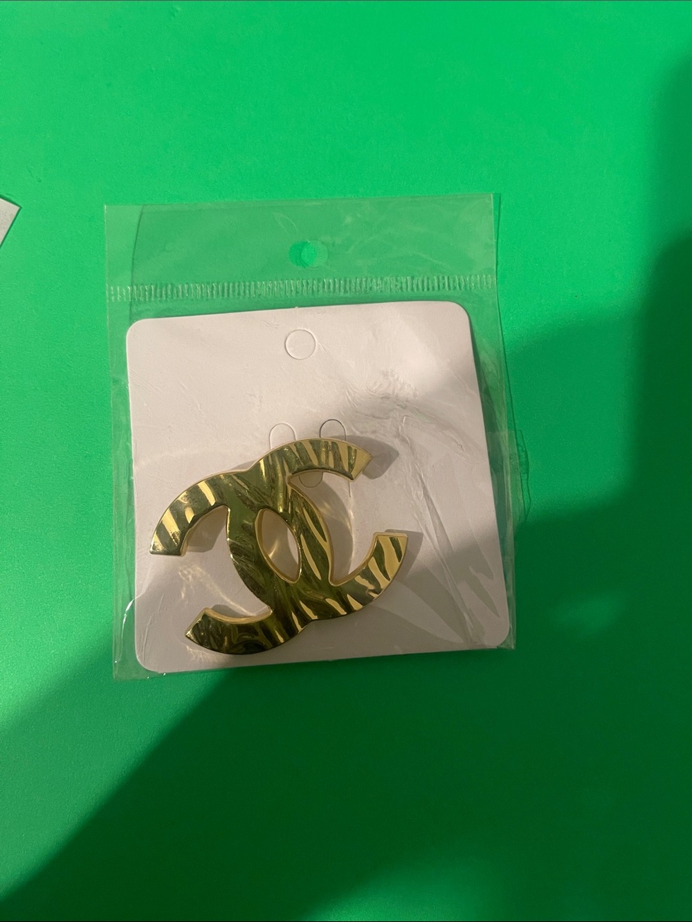 Source Unknown Gold Zebra-Pattern Interlocking Brooch